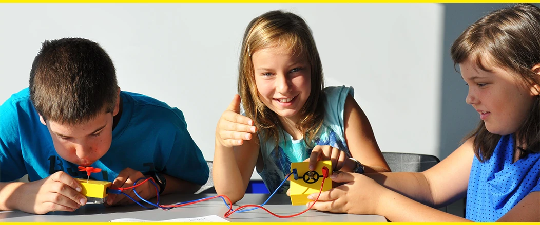 3 Kinder arbeiten mit Schülerversuchen von NTL